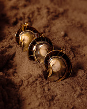 Load image into Gallery viewer, Small Black Enchanted Vanessa Shell Necklace