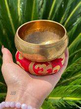 Load image into Gallery viewer, Copper Singing Bowl With Pillow + Sound Bowl