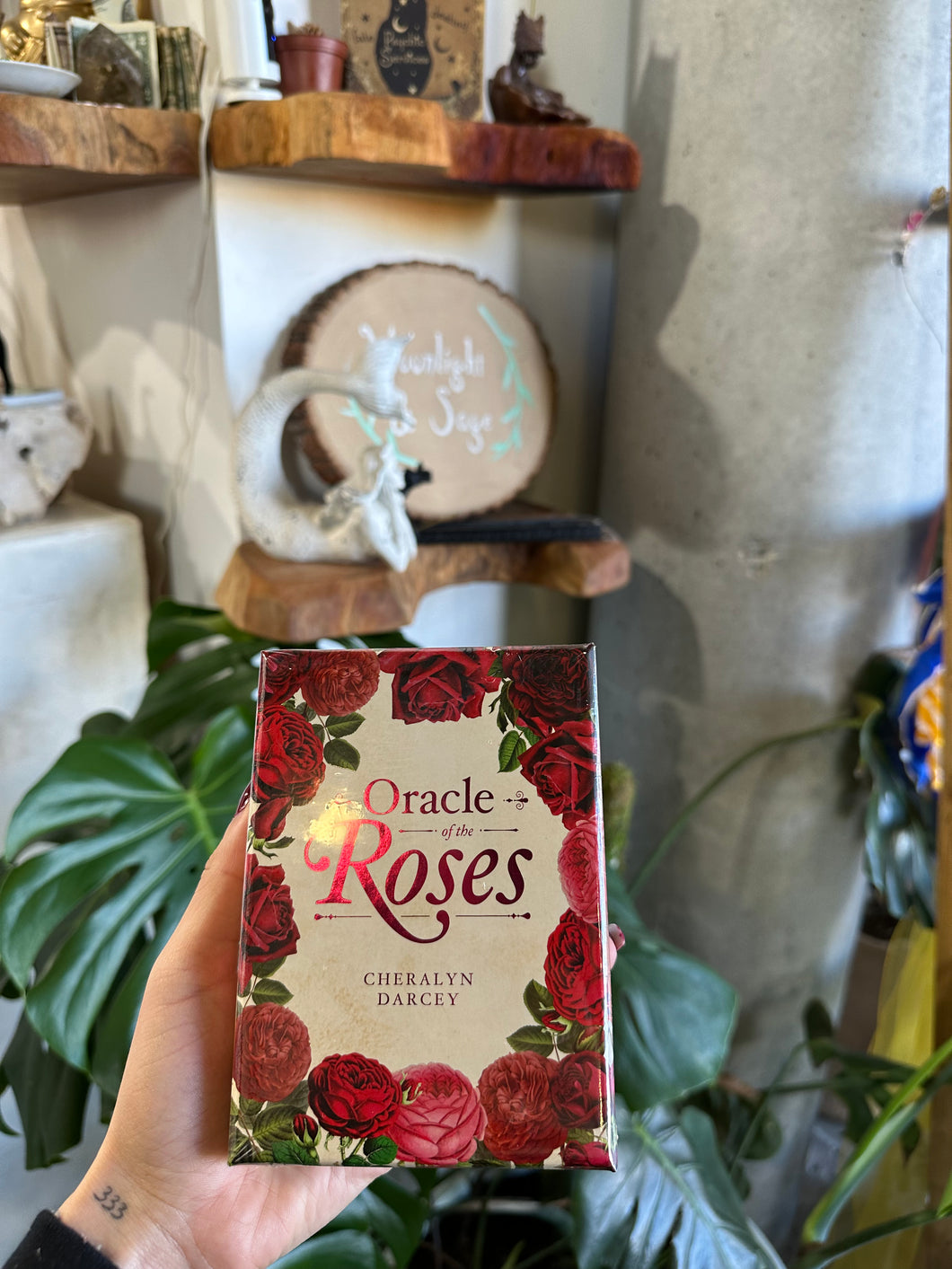 Oracle of The Roses: 44 gilded-edge cards and 144-page book