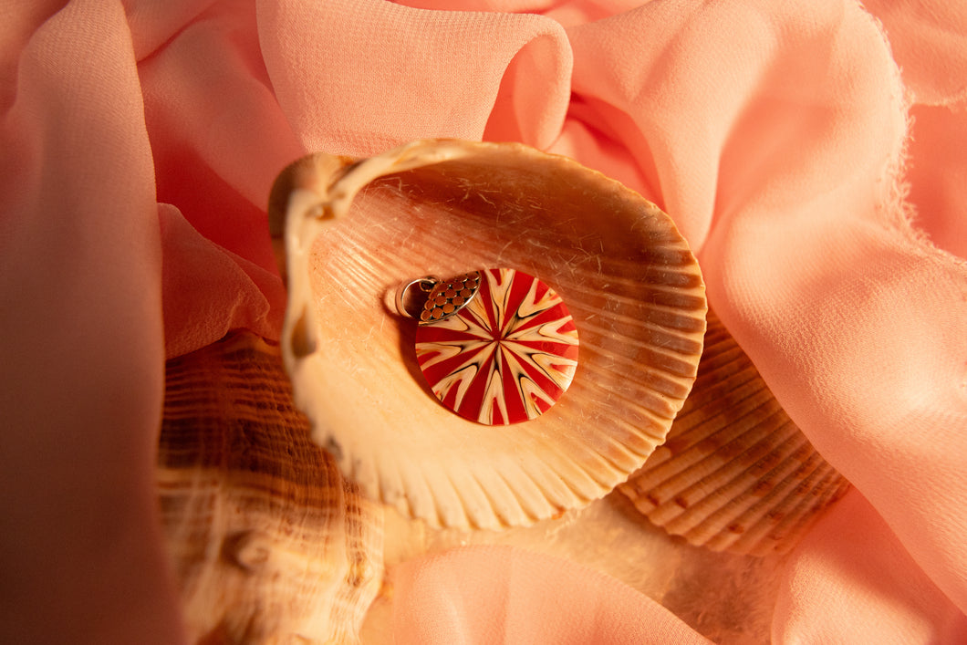 Enchanted Small Round Shell Red Resin Necklace